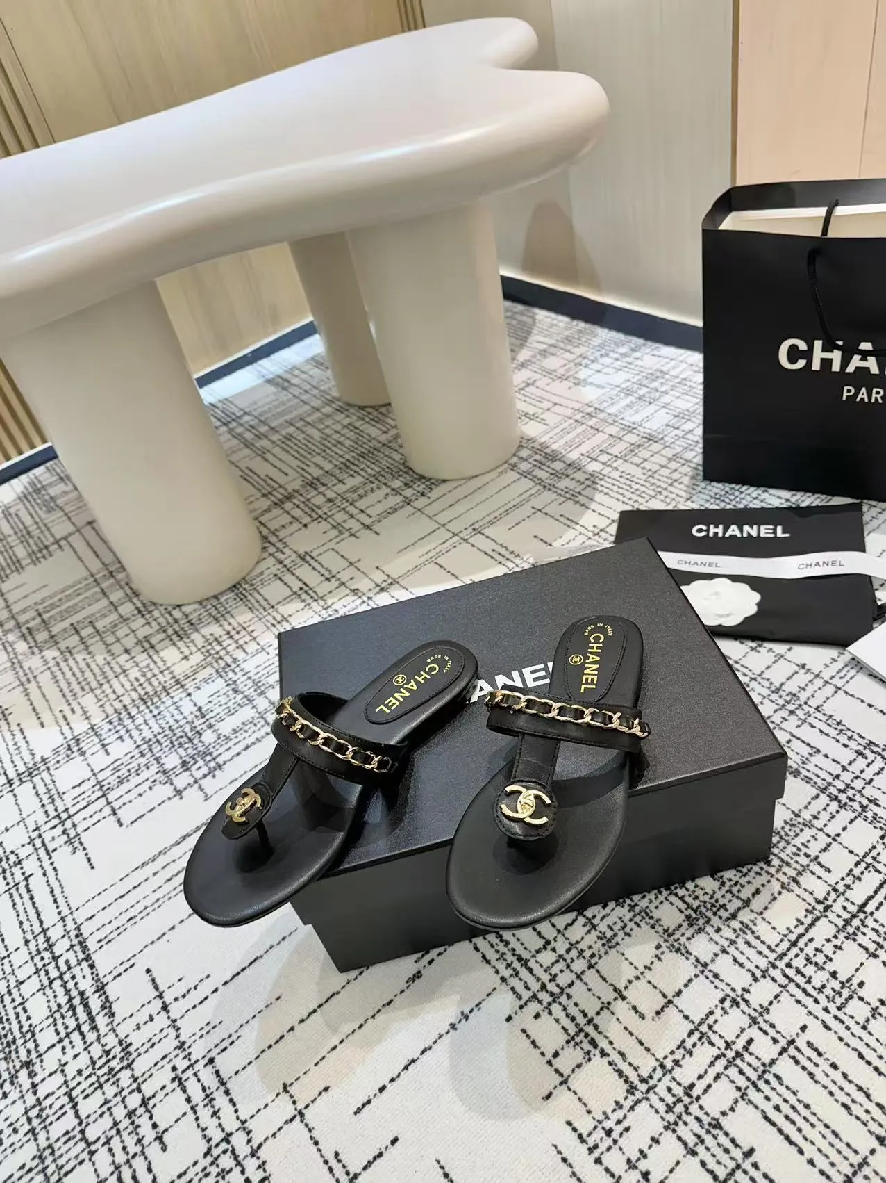 👟👟Ex-factory price 480👟👟 Top version Chanel Chanel - 2025 spring model, counter top double C sandals, this classic design; the extraordinary double C incorporates a variety of color elements... The diversified mix and match is very beautiful and versatile, very light on the foot, comfortable, super delicate and elegant, and can be used outdoors... ꫛꫀꪝ Go➫ Material: ❶Upper made of: Original imported sheepskin ❷Inner lining: Original sheepskin lining ❸Outsole based on: Original Italian genuine leather outsole Counter boutique packaging complete set for women 35–40 (customized for 41) 3 colors available (black, white, apricot)